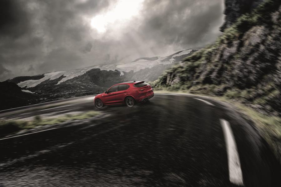  Alfa Romeo Stelvio Quadrifoglio (949) 2017 года  (NA) (фото 14 из 25)
